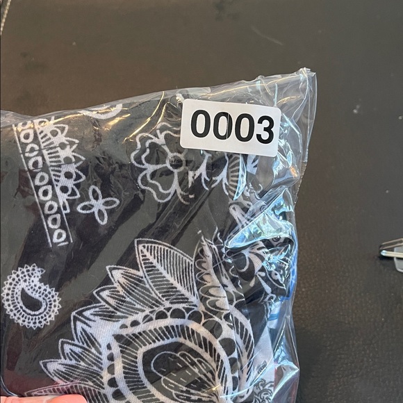 Fresh Prints of BelAir Bandana Print T-Shirt SIZE LARGE - Picture 9 of 9